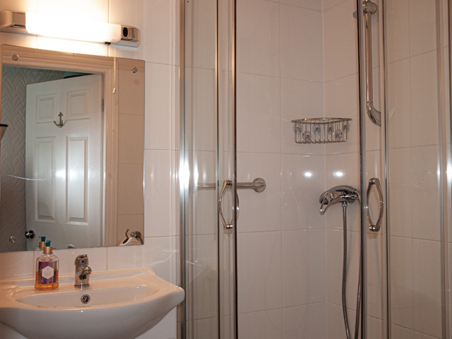 En suite shower or bathroom
